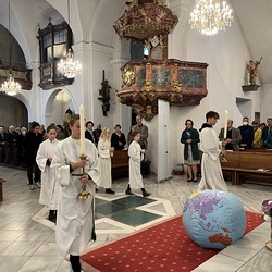 MinistrantInnen bei der Evangeliumsprozession