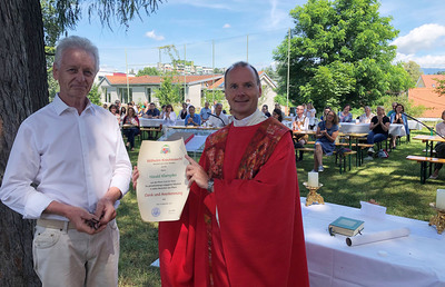 Harald Klampfer, langjährig Engagierter in der Pfarre, freut sich mit Stefan Ulz über die Dankesurkunde von Bischof Wilhelm Krautwaschl.