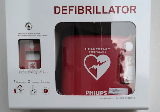 Ein Defibrillator korrigiert Herzrhythmusstörungen, die aufgrund zu hoher Herzfrequenz entstehen.