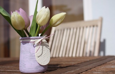 Blumen, schöne Tischdecke, österliche Dekoration unterstreichen die Wichtigkeit der Feier