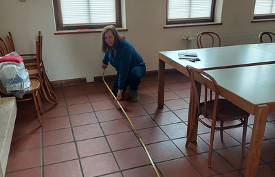 Gerlinde Rohrer, Handlungsbevollmächtigte für Verwaltung, nimmt Maß bei der Neugestaltung des Begegnungszentrums Graz-St. Peter.